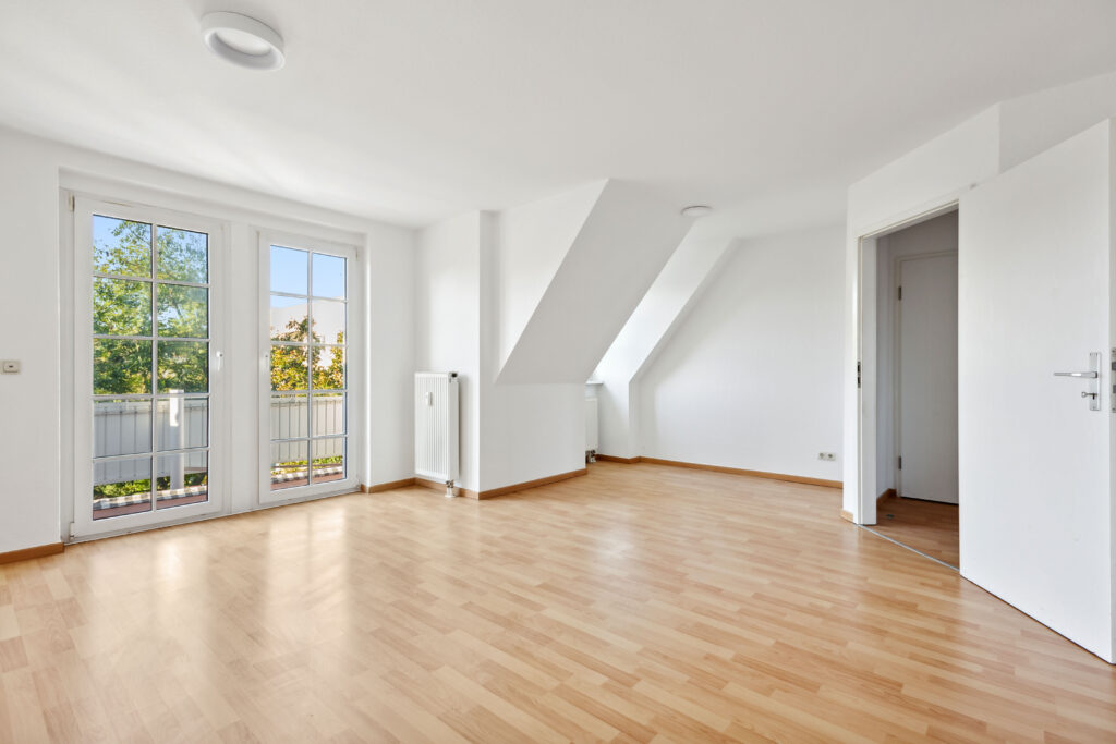 🌟Traumimmobilien in Weimar: Renovierte Dachgeschosswohnung mit Stellplatz – Sofort verfügbar!